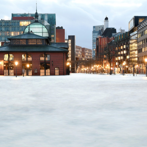 2000: Hochwasser auf dem St. Pauli Fischmarkt, Fischauktionshalle. Foto: Michael Zapf