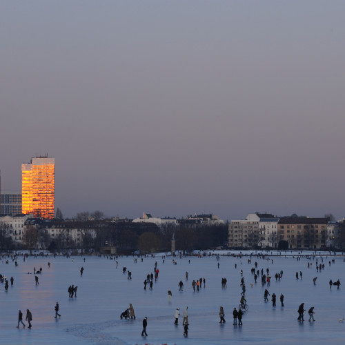 2010: Die zugefrorene Außenalster, im Hintergrund die Mundsburg-Hochhäuser. Foto: Michael Zapf