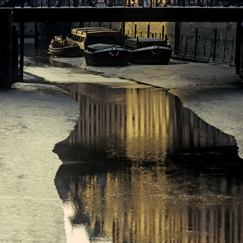 2002: Am Wandrahmsfleet in der Speicherstadt. Foto: Michael Zapf